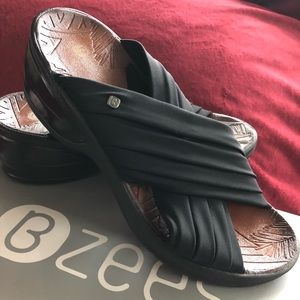 BZEES Black Sandal, size 8.5